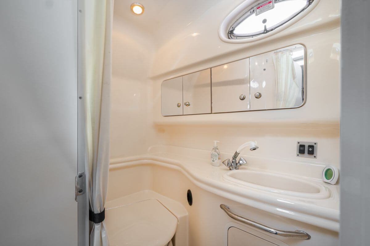 Onboard dining on the Sea Ray 340