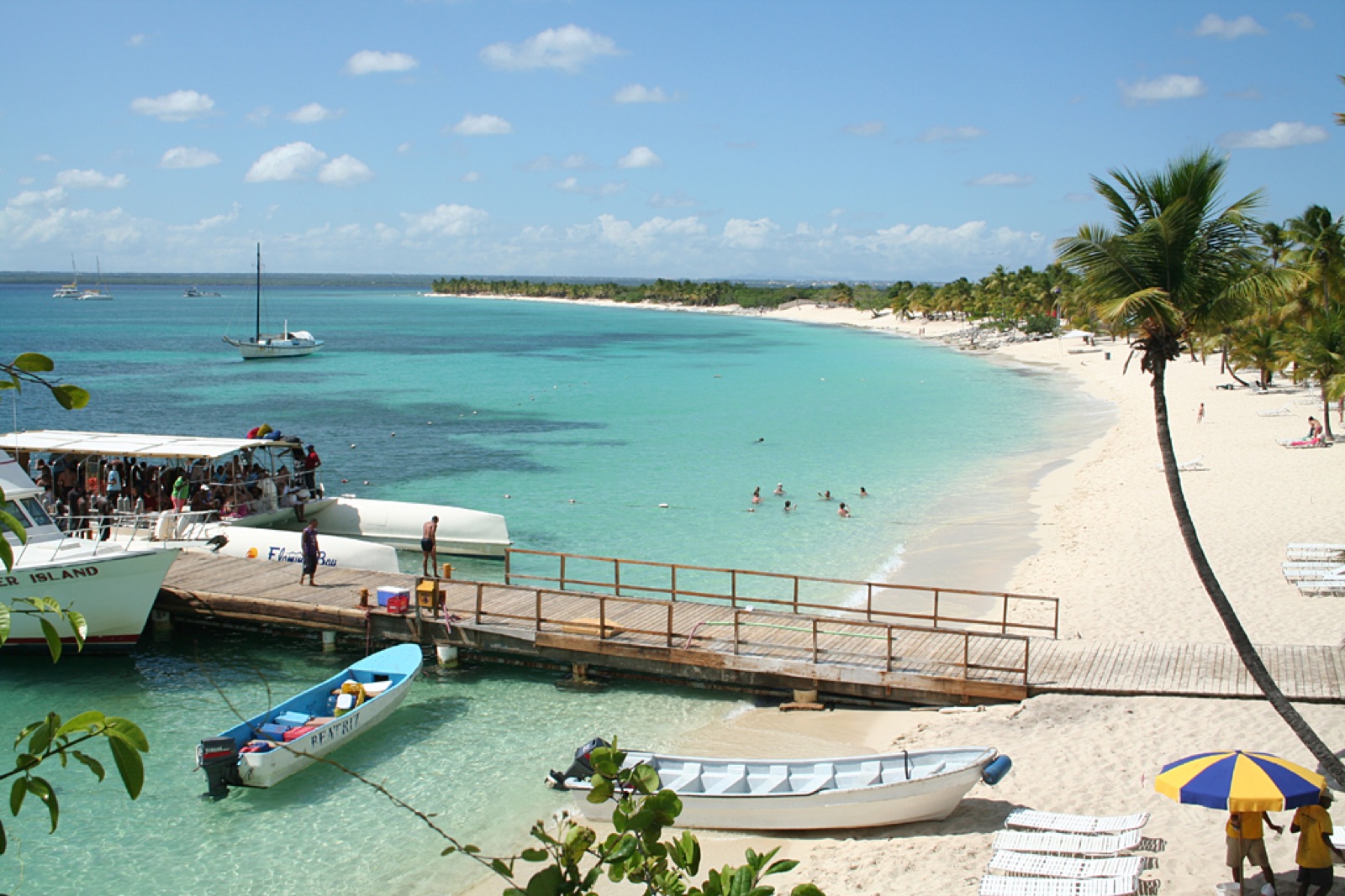 Isla Catalina beach and boats