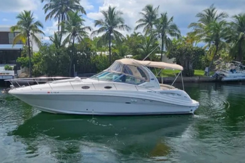 Sea Ray 340 sport yacht moored off Bávaro